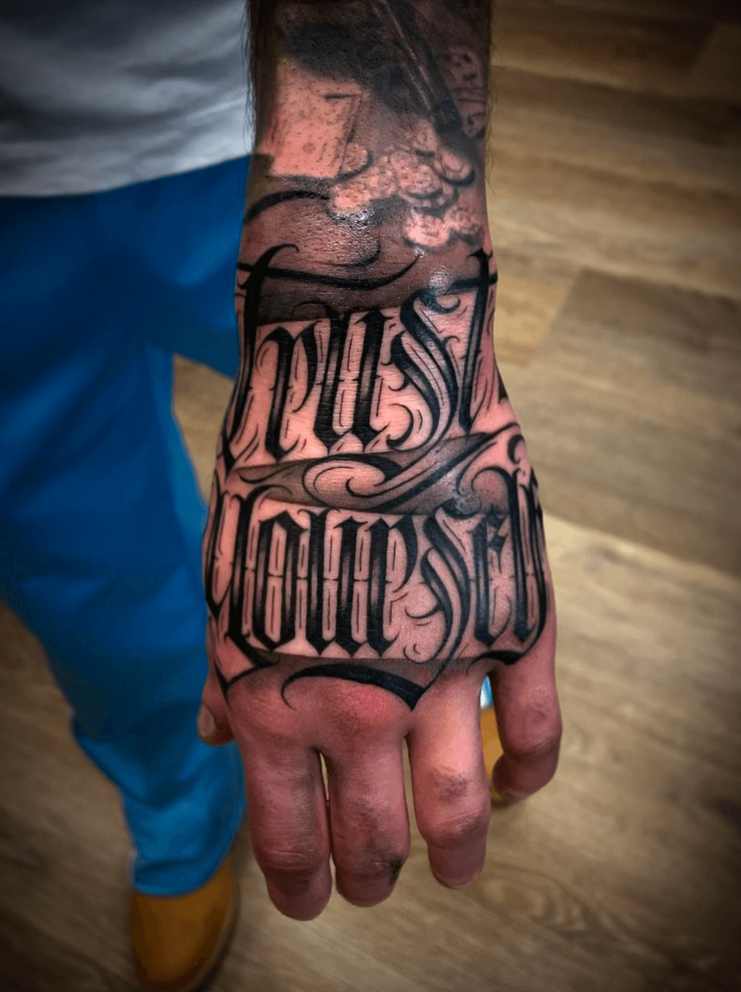 Tatuaje de lettering en la mano realizado por K.LETTERS