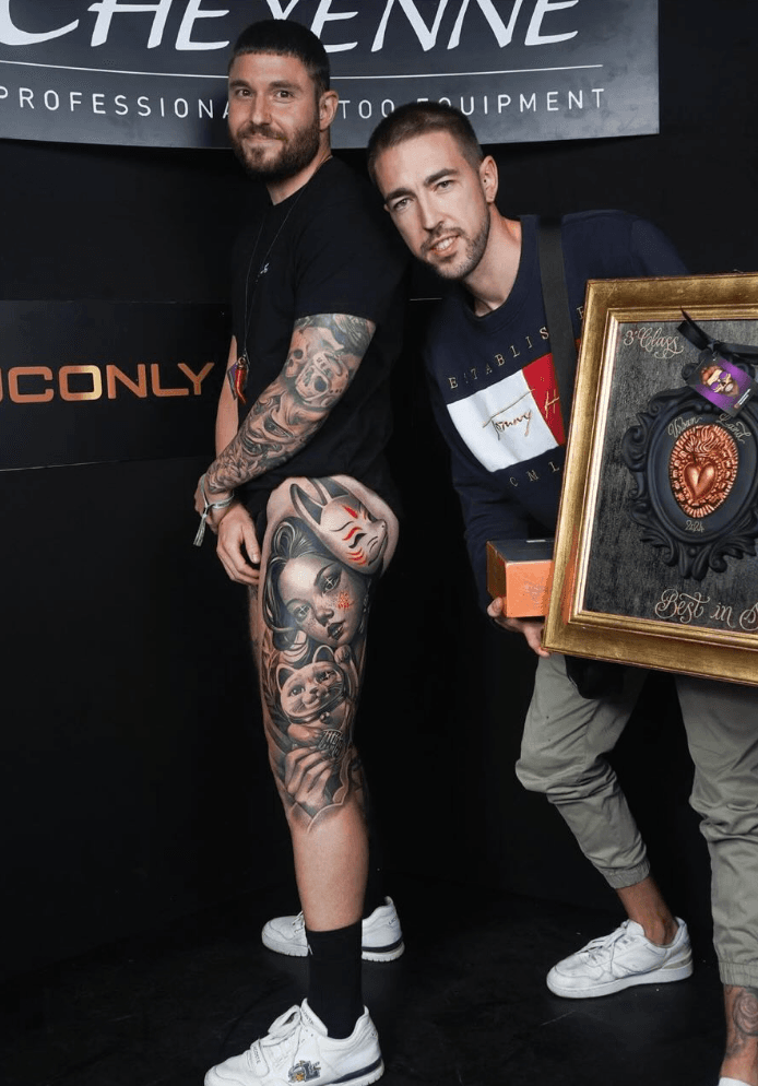 Zane gana un premio por su tatuaje en la pierna en la Urban Land Expo 8 de Roma