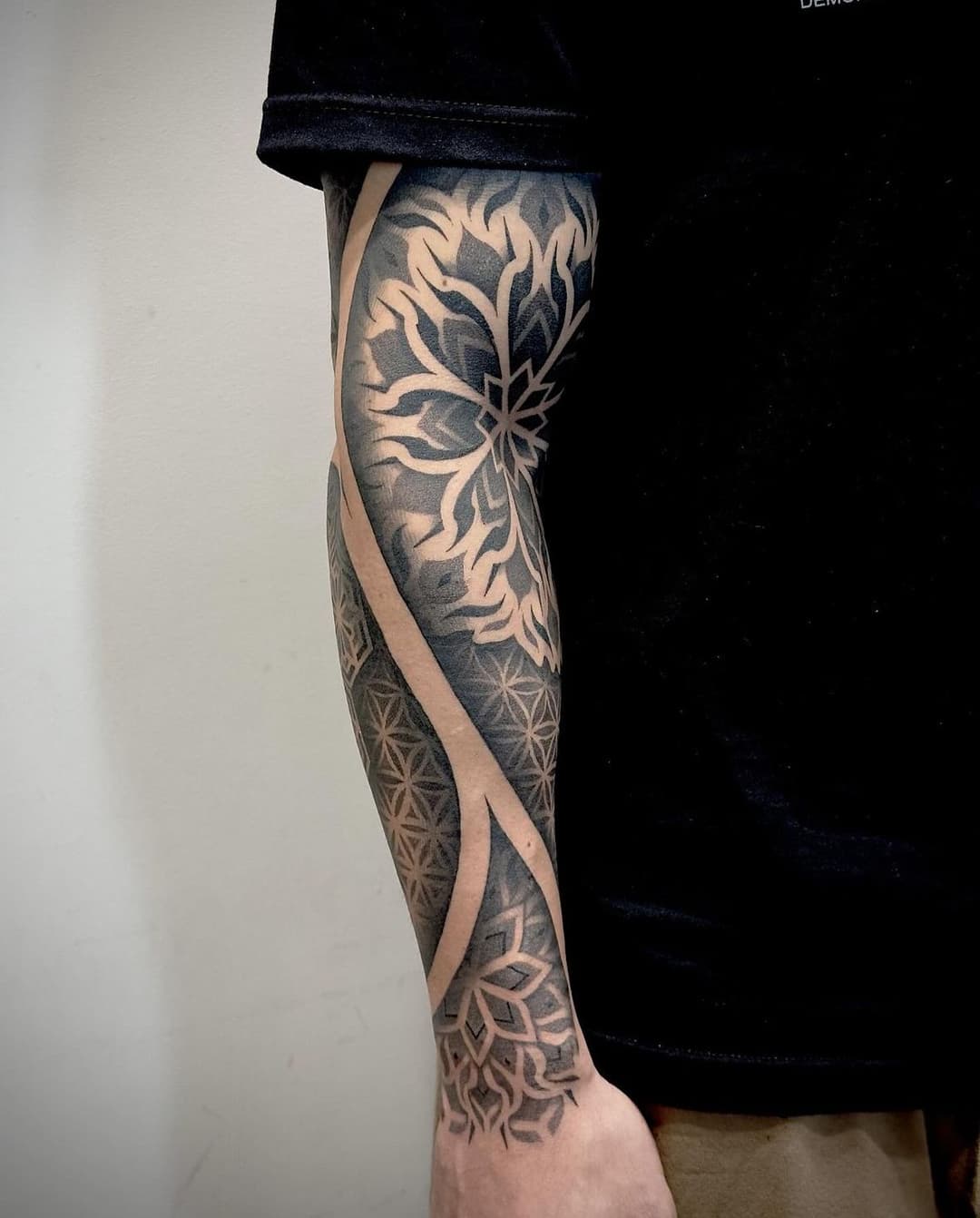 Manga en estilo ornamental geométrico floral realizado por Cham Tattoo